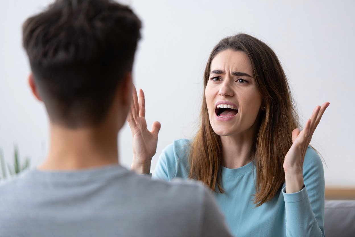Девушка кричит на мужчину